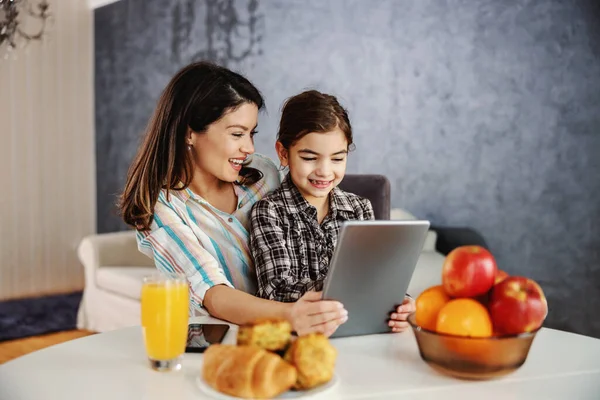 Madre Hija Sonrientes Sentadas Mesa Comedor Por Mañana Usando Tableta — Foto de Stock