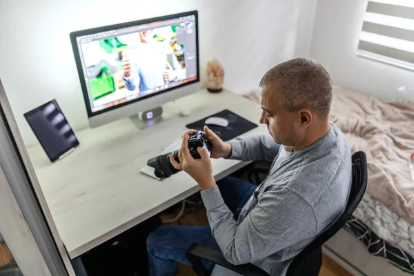 ホームワークコーナー 最も近代的なカメラで写真を制御し 監視するメディア代理店で使用される男のクローズアップショット男性が自宅のオフィスでマルチメディア編集と改善 — ストック写真