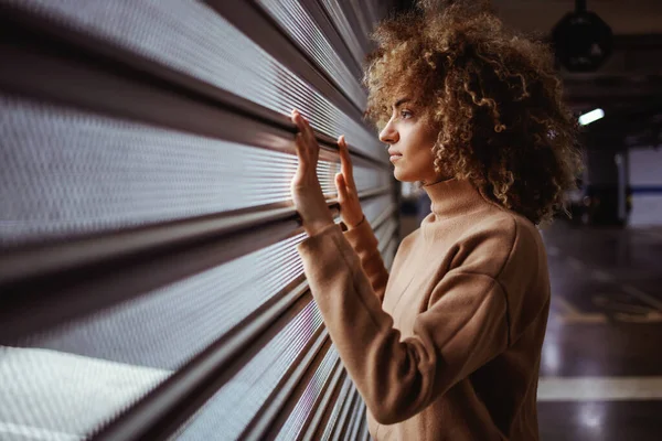 Vážné Smíšené Závod Dívka Stojící Vedle Garážových Vrat Hledá Koryto — Stock fotografie