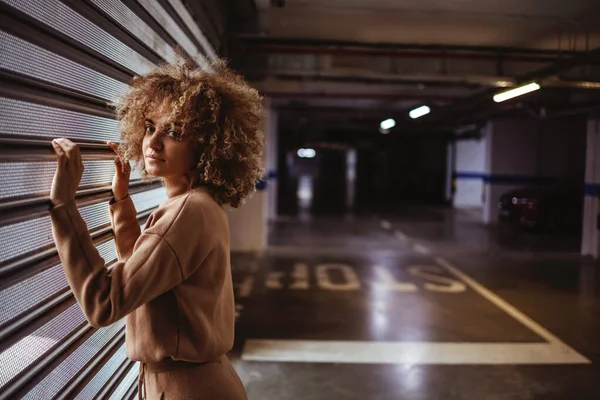 Sérieux Mixte Piège Fille Debout Côté Porte Garage Regardant Caméra — Photo