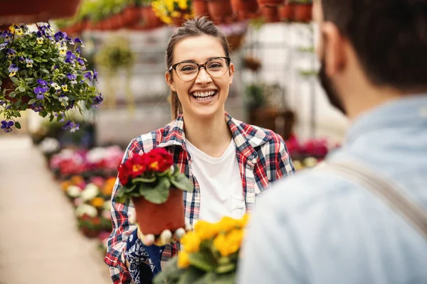 Jonge Lachende Vrouwelijke Tuinman Staat Met Haar Collega Houdt Pot — Stockfoto