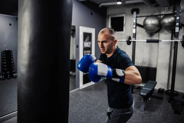 Energie Und Konzeptboxen Ein Engagierter Mann Trägt Boxhandschuhe Und Sportkleidung — Stockfoto
