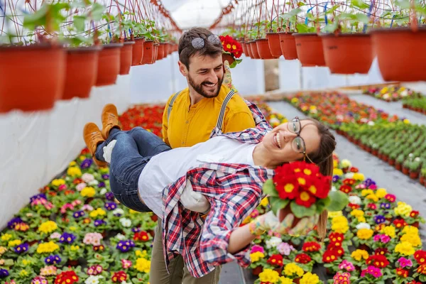 Serada Eğlenen Neşeli Bir Çift Var Kadın Çiçekli Çömleği Tutarken — Stok fotoğraf