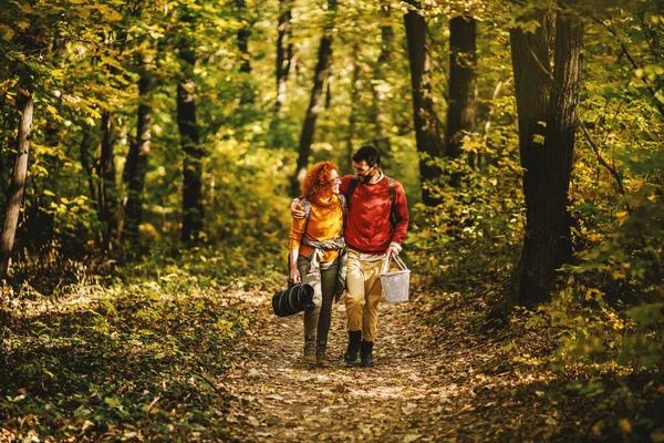 Joven Feliz Sonriente Pareja Enamorada Abrazándose Caminando Naturaleza Hermoso Día — Foto de Stock