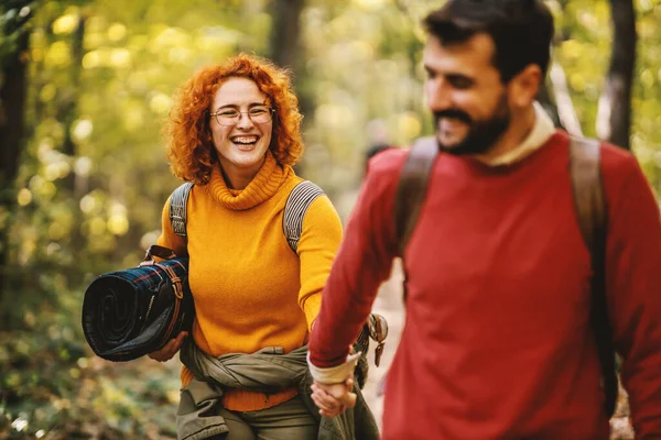 Jeune Couple Souriant Heureux Tenant Main Marchant Dans Nature Par — Photo