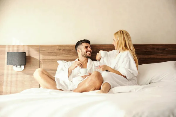 Yatakta Konuşmak Sevdiğinle Bir Fincan Sıcak Içecek Kahve Çay Eşliğinde — Stok fotoğraf