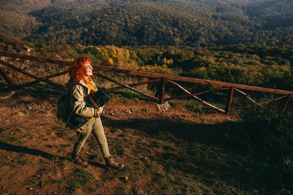 Longitud Completa Jengibre Femenino Explorador Que Tiene Mochila Espalda Celebración — Foto de Stock
