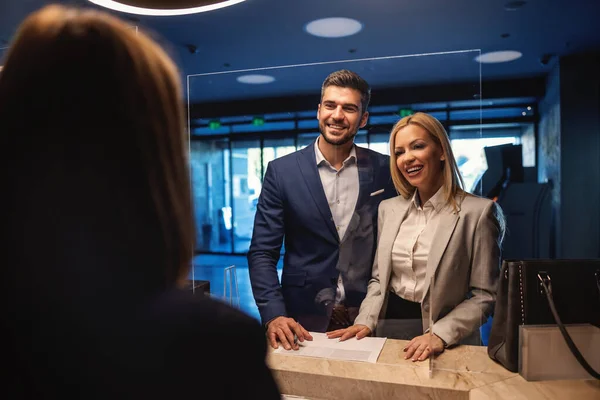 Usmívající Obchodní Pár Pozitivními Vibracemi Energií Stojící Recepci Hotelu Odbavování — Stock fotografie