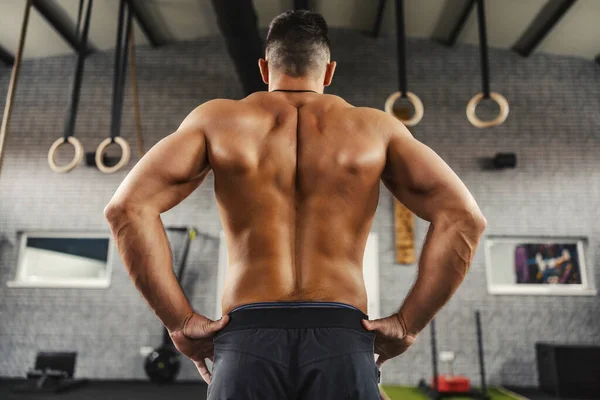 Naken Muskulös Hane Tillbaka Fitnessman Står Mitt Gymmet Utan Tröja — Stockfoto