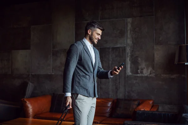 Happy Businessman Carrying His Luggage While Walking Hotel Hallway Using — Foto de Stock