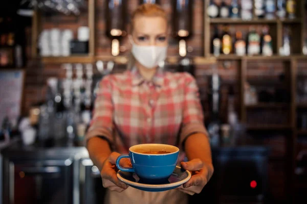 Die Kellnerin Bot Eine Tasse Kaffee Das Foto Einer Isolierten — Stockfoto