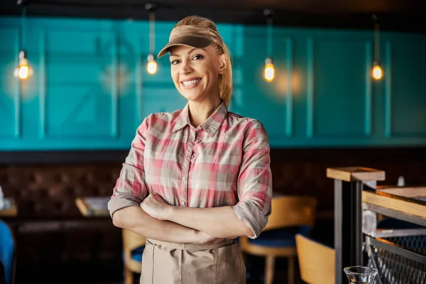Kellnerin Restaurant Die Blondine Trägt Kariertes Hemd Mütze Und Schürze — Stockfoto