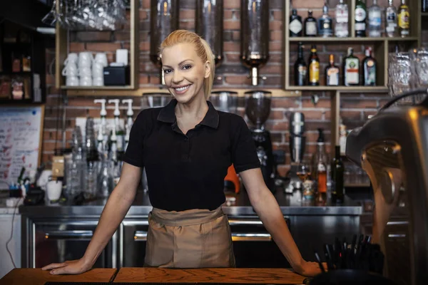 Pelayan Bar Menunggu Untuk Memesan Minuman Dingin Atau Panas Potret — Stok Foto