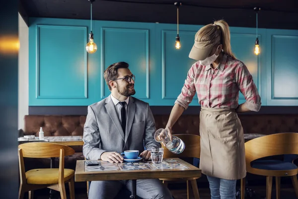 Restaurant Service Und Gastfreundschaft Eine Professionelle Kellnerin Gießt Wasser Aus — Stockfoto