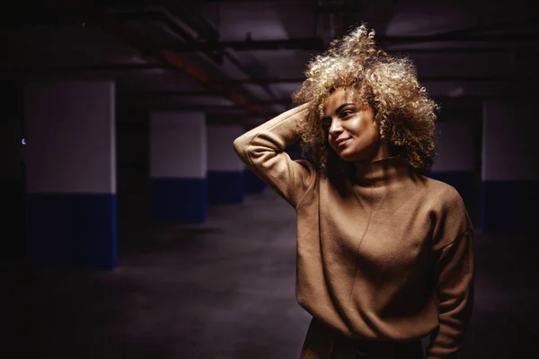 Retrato Menina Rap Posando Garagem Subterrânea — Fotografia de Stock