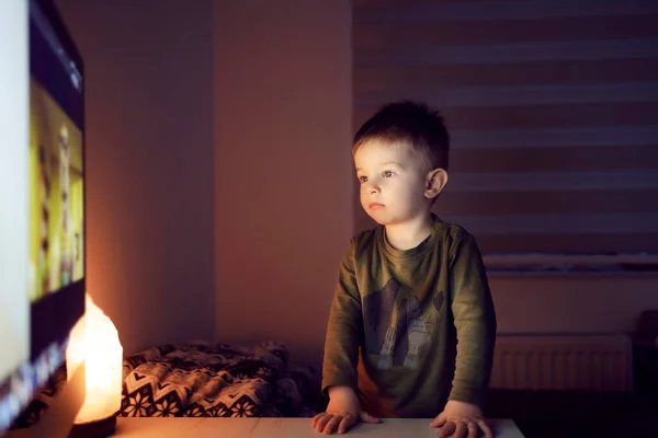 Мальчик Смотрит Мультики Телевизору Мальчик Стоит Закрытой Комнате Перед Телевизором — стоковое фото