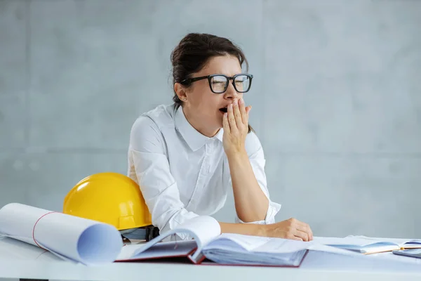 Sovraccarico Sul Posto Lavoro Sonnolenta Architetto Donna Oberata Lavoro Con — Foto Stock