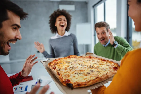 仕事でお昼休み ピザランチを食べているビジネスマンの興奮多文化グループ 昼食時のバインドチームオフィスで休憩中のチームビルディング — ストック写真