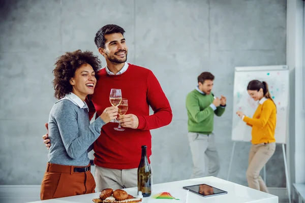 Champán Éxito Trabajo Grupo Multicultural Colegas Celebrando Éxito Sala Conferencias — Foto de Stock