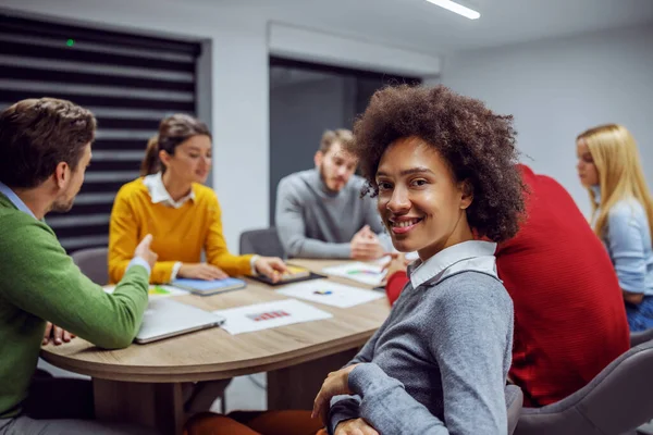 Een Glimlachende Gemengde Vrouw Gekleed Een Grijze Trui Met Een — Stockfoto