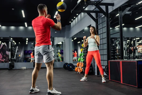 Eine Frau Und Ein Mann Sportbekleidung Schauen Sich Werfen Einen — Stockfoto