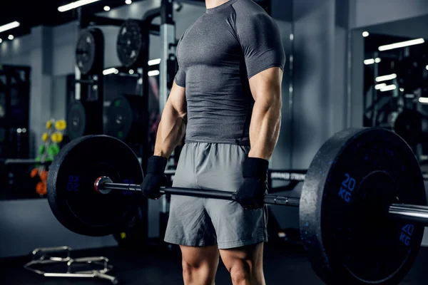 Närbild Kärna Stilig Ung Idrottsman Bygga Biceps Muskler Med Skivstång — Stockfoto