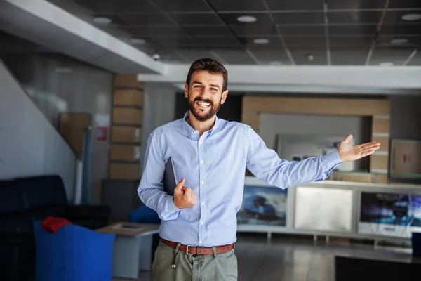 Sorridente Ceo Barbuto Piedi Nella Lobby Della Società Navigazione Tenendo — Foto Stock