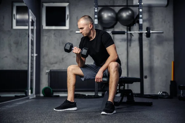 Kol Omuz Kaslarını Şişiriyorum Siyah Tişörtlü Bir Adam Spor Salonunda — Stok fotoğraf