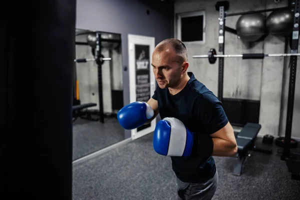 Kickboxtraining Ein Engagierter Mann Trägt Boxhandschuhe Einer Modernen Sporthalle Mit — Stockfoto
