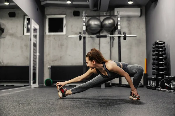 Beenspieren Strekken Fit Vrouw Sportkleding Goede Lichaamsvorm Strekt Spieren Van — Stockfoto