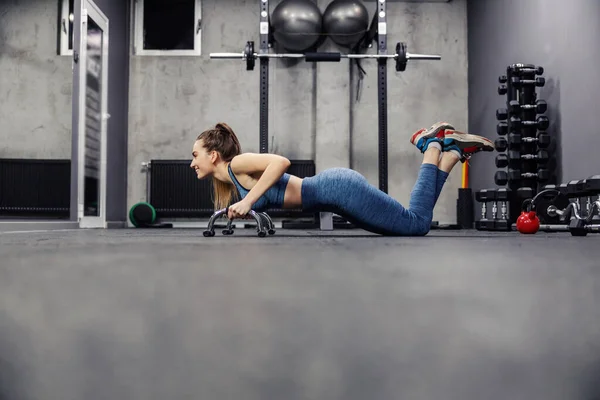 Ladda Armhävningar Och Plank Position Sidovy Attraktiv Smal Kvinna Sportkläder — Stockfoto