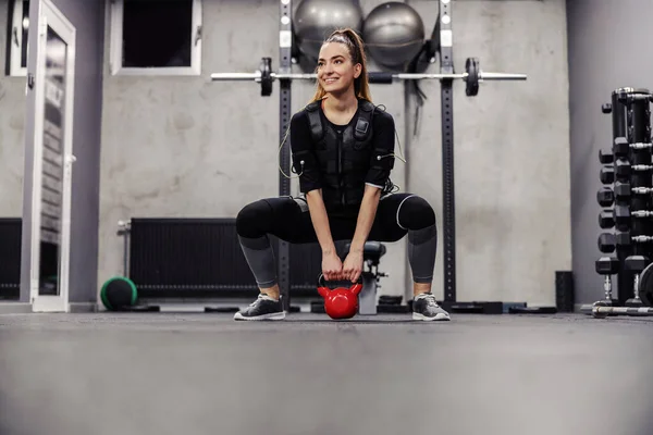 Funktionelles Crossfit Training Mit Einem Wasserkocher Ems Anzug Eine Frau — Stockfoto