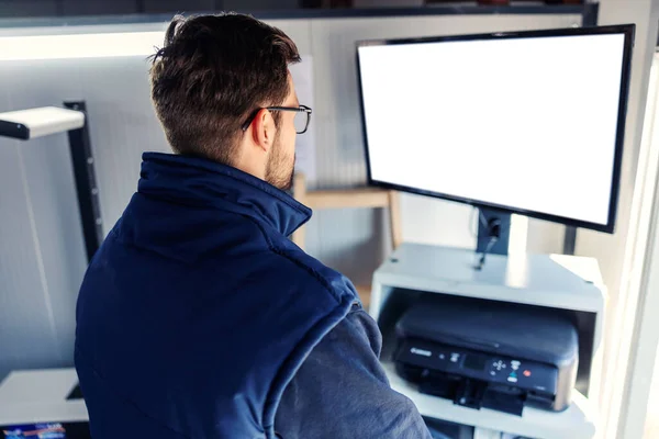 Disparo Desde Espalda Hombre Uniforme Parado Frente Una Computadora Interior — Foto de Stock