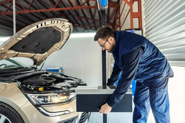 Technická Kontrola Automobilů Správnost Vozidel Muž Uniformě Drží Rukou Bednu — Stock fotografie