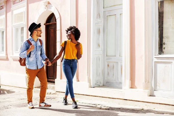 Joven Atractiva Sonriente Satisfecha Pareja Hipster Multicultural Caminando Por Calle —  Fotos de Stock