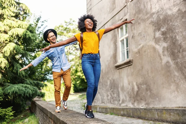 Jovem Atraente Casal Multirracial Divertindo Livre — Fotografia de Stock