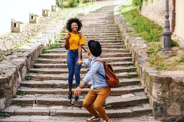 Jovem Feliz Casal Multirracial Correndo Nas Escadas Divertindo Uma Parte — Fotografia de Stock