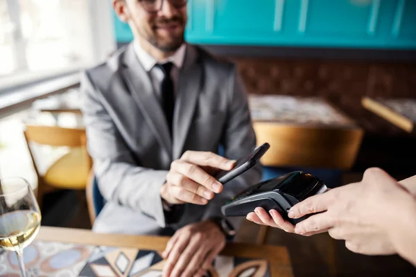 Online Zahlung Von Restaurantrechnungen Ein Mann Businessanzug Mit Krawatte Sitzt — Stockfoto