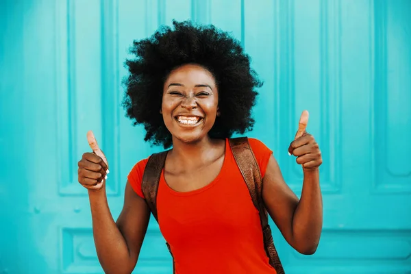 Jovem Mulher Africana Linda Sorridente Com Cabelo Encaracolado Curto Livre — Fotografia de Stock