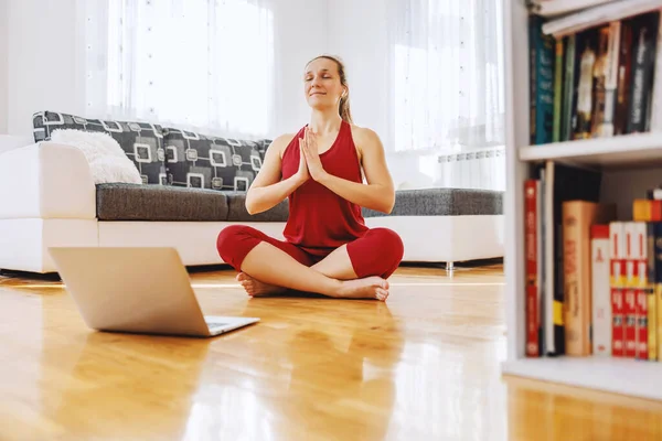 Rustige Yoga Instructeur Zittend Lotus Yoga Poseren Vloer Thuis Het — Stockfoto