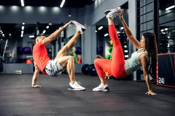Det Atletiska Starka Paret Utför Akrobatisk Övning För Kärnan Gymmet — Stockfoto