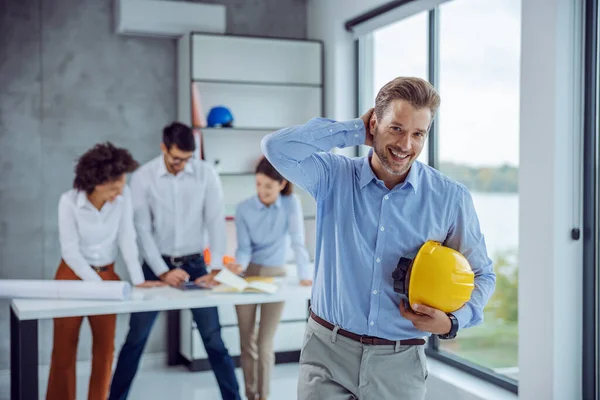 Porträtt Man Jobbet Som Vidrör Håret Leende Manlig Senior Arkitekt — Stockfoto