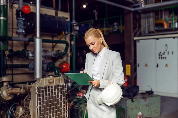 Inspektion Heizwerk Eine Blonde Geschäftsfrau Steht Einem Heizwerk Hält Ein — Stockfoto