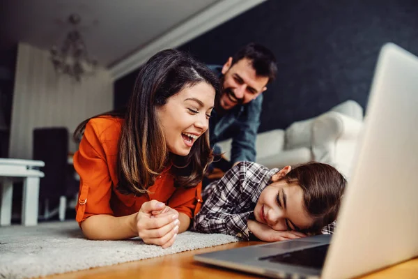 Bonne Famille Passer Bon Temps Ensemble Maison Ils Utilisent Ordinateur — Photo