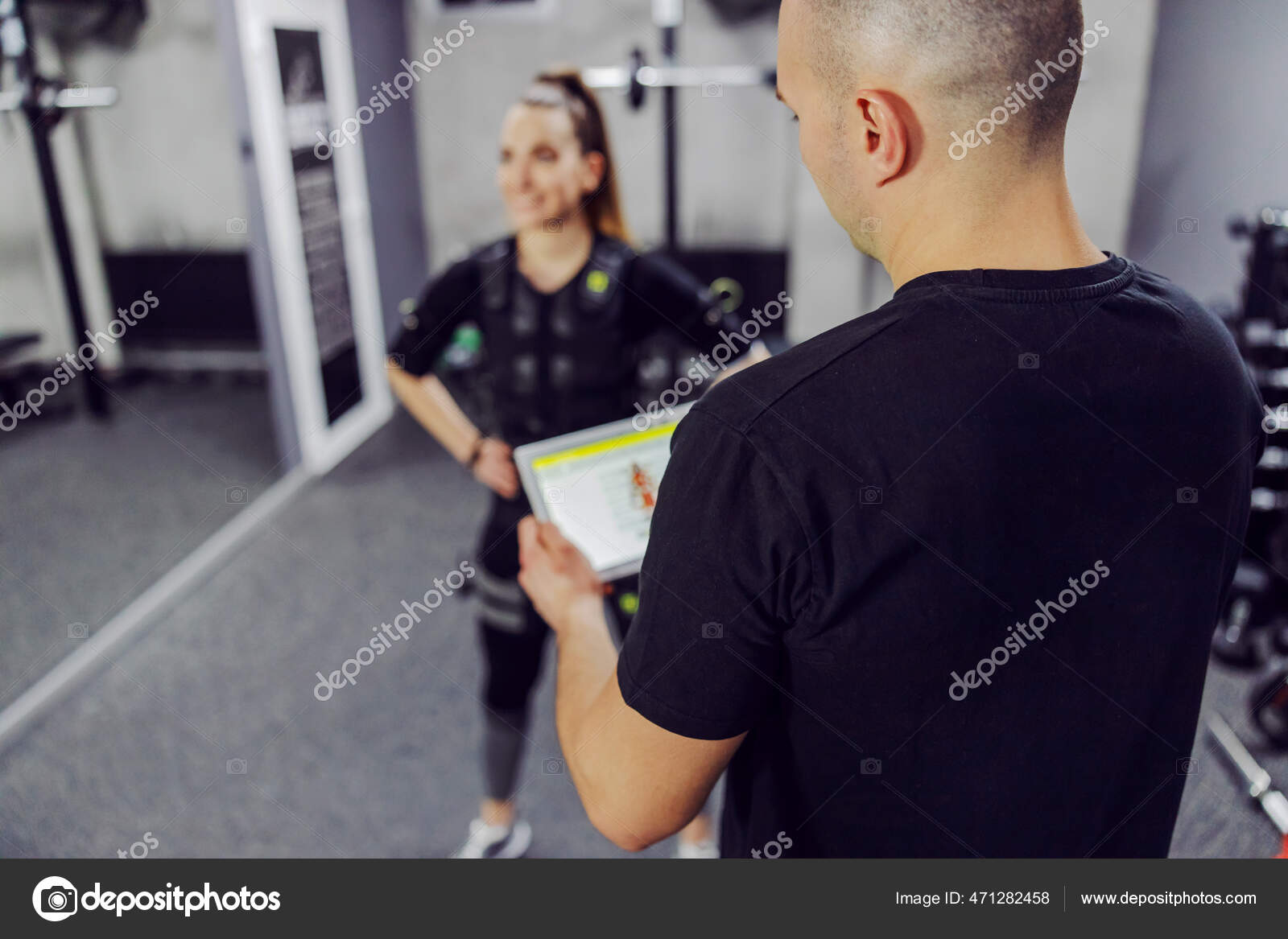 Сексуальная Брюнетка Проводит Много Времени В Тренажерном Зале, Из-За Своего Тренера