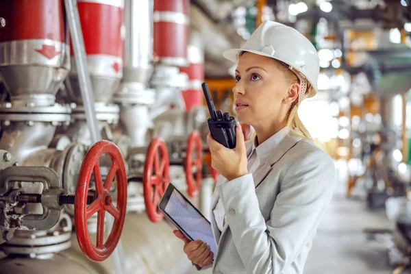 Erfahrene Aufsichtsperson Mittleren Alters Mit Helm Anzug Hält Ein Digitales — Stockfoto