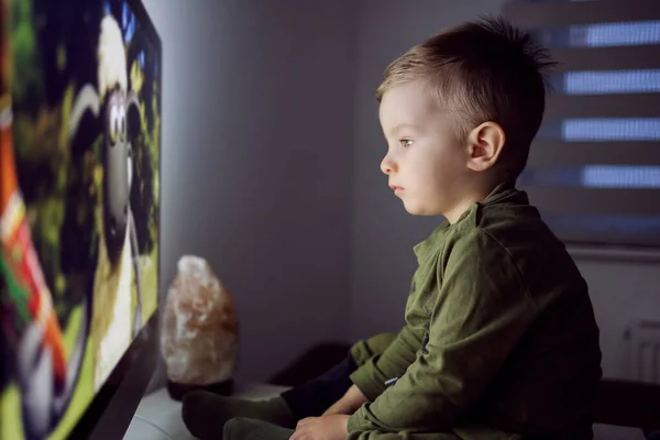 Современное Воспитание Маленький Мальчик Сидит Прямо Перед Телевизором Смотрит Экран — стоковое фото