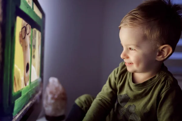 Виховання Дитини Перед Сном Маленький Хлопчик Прямо Перед Телевізором Дивиться — стокове фото