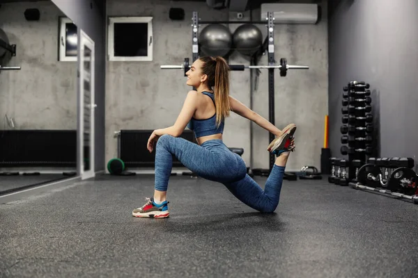 Young Woman Exercising Gym Fit Smiling Woman Sportswear Good Physical — Stock Photo, Image