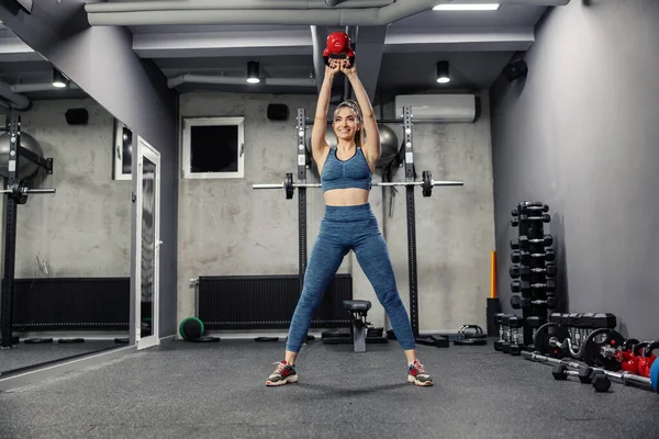 Balancez Exercice Avec Une Cloche Bouilloire Pour Pomper Les Muscles — Photo